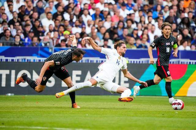 今日焦点战预告14:00 澳超 麦克阿瑟FC VS 惠灵顿凤凰 近期状态火热的两队可否在本轮联赛收官战中贡献出一场精彩对决？03:45 意甲 亚特兰大 VS 萨勒尼塔纳 双线作战、饱受伤病困扰的亚特兰大在主场全取3分延续胜势？04:00 西甲 赫罗纳 VS 阿拉维斯 本赛季西甲最大黑马赫罗纳借助主场之利反超皇马重新登顶？事件赛季报销+无缘欧洲杯！